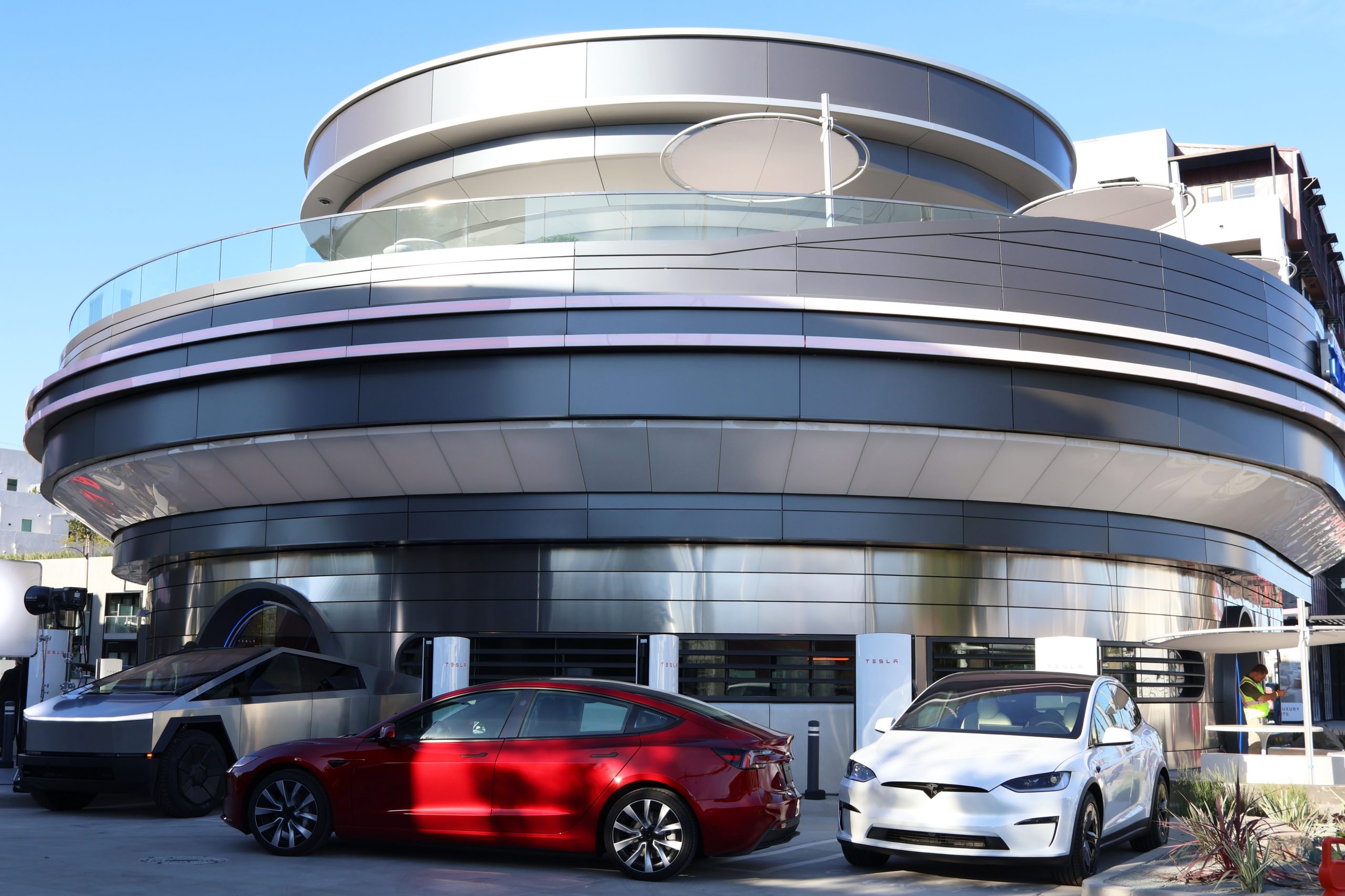 Tesla ha aperto il suo ristorante dove caricare la macchina